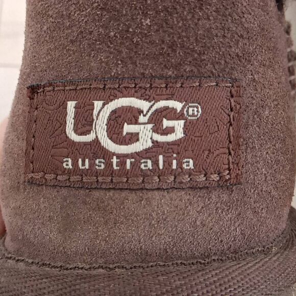 UGG Women's Bailey Button Winter Calf Boots  5803 Chocolate Brown Size 6 - Picture 4 of 5